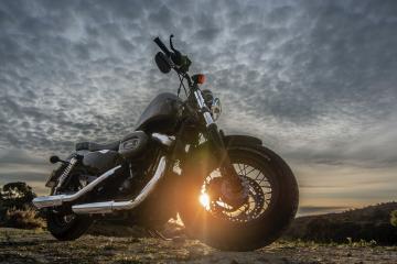 开云体育官网-赛道上的引擎轰鸣，篮球场的个人独舞