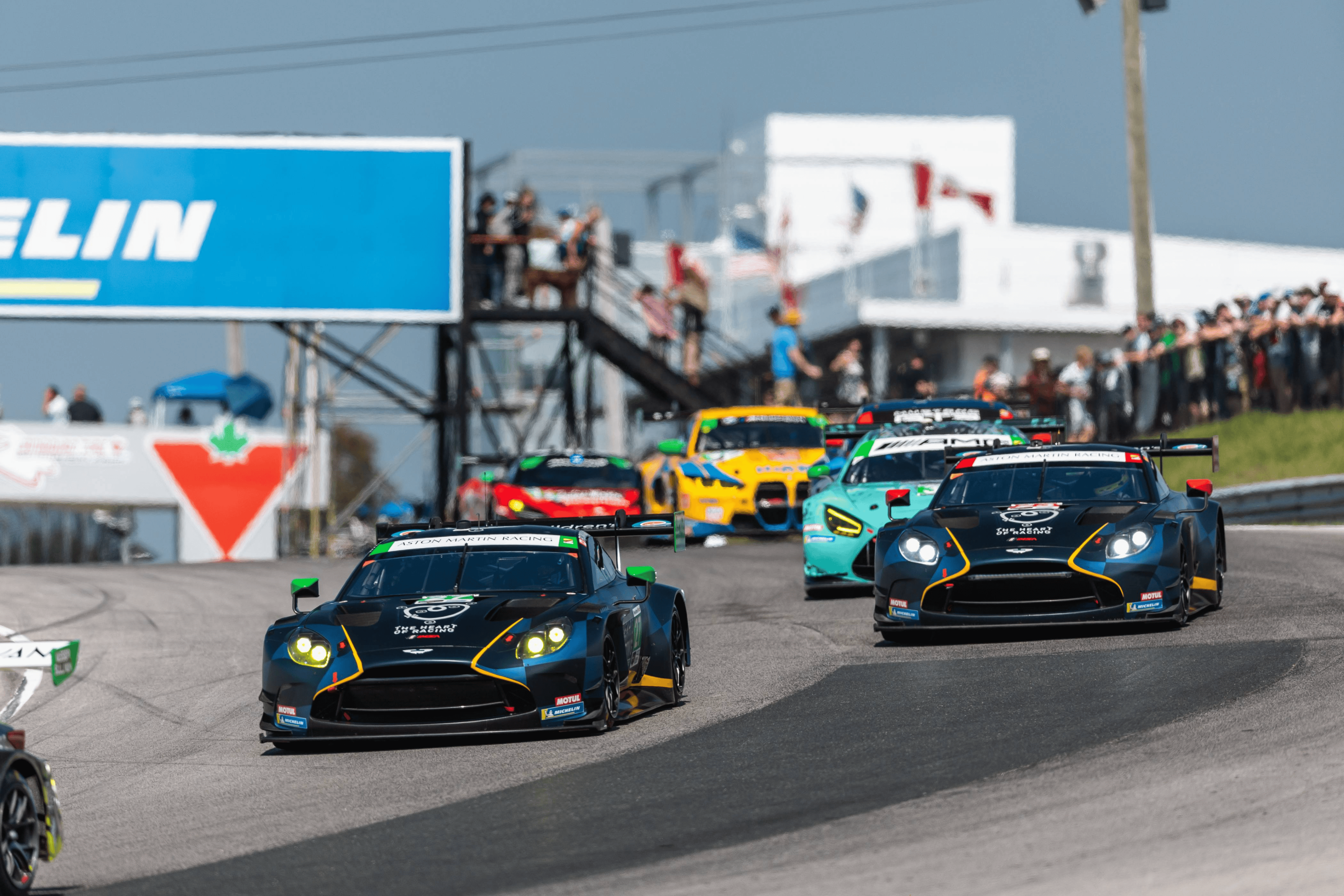 开云体育-哈斯车队鏖战阿斯顿马丁，塞恩斯点燃赛场