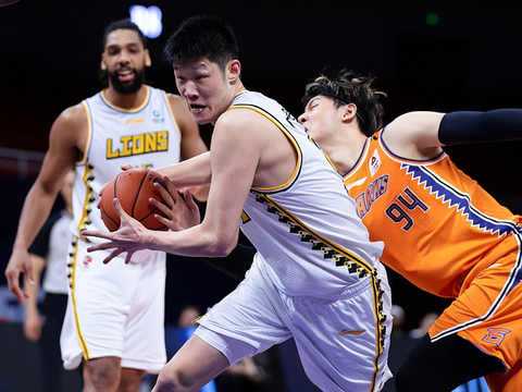 开云体育登录-雷霆翻盘青岛队，胡金秋刷新纪录