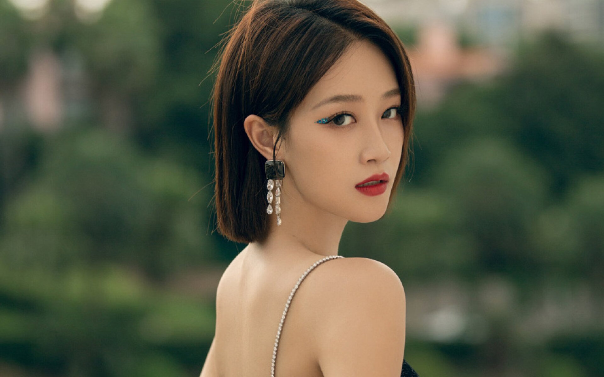 开云体育入口-防守如歌，利刃无声，爵士铁网如何锁死雄鹿，恩比德诠释旧派艺术的现代回响