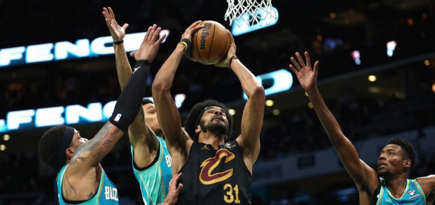 开云体育下载-黄蜂连续得分压制活塞,米切尔状态火热